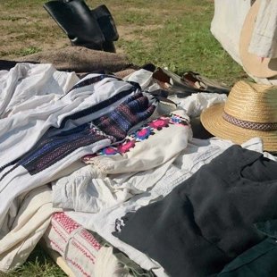 Népi ruhák, fegyverek, eszközök próbálya, beöltözés