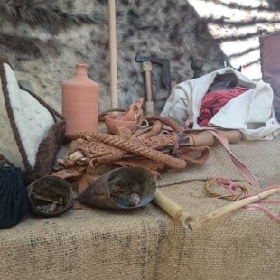 Használati tárgyak kiállítása a nagy jurtában