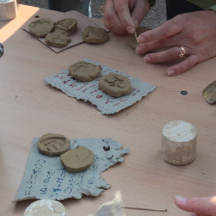 Kézművesség, agyag érmék készítése