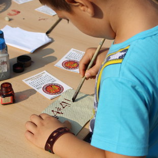 Kézműves, rovásírás, tintával, nád pennával