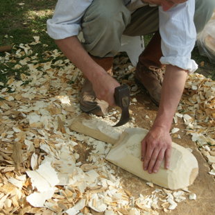 Kézműves bemutató, kis tál faragás