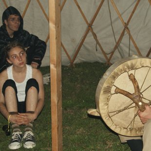 Táltos énektanulás, dobolás a jurtában