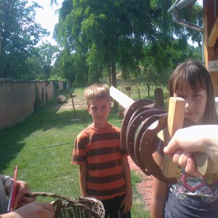 Patkótartás, ügyességi népi játékok