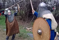 Gyermek viselet és fegyverpróba