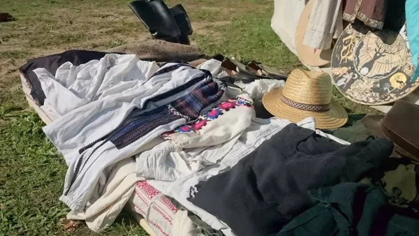 Népi ruhák, fegyverek, eszközök próbálya, beöltözés