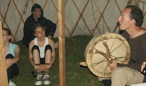 Táltos énektanulás, dobolás a jurtában