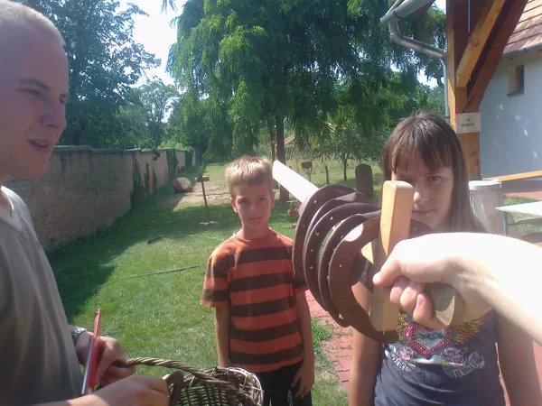 Patkótartás, ügyességi népi játékok